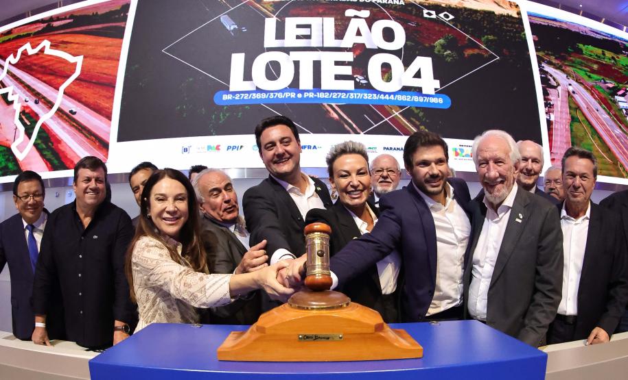 O governador Carlos Massa Ratinho Junior participou nesta quinta-feira (23), na Bolsa de Valores de São Paulo (B3), do leilão do Lote 4 das concessões rodoviárias do Paraná, vencido pelo Consórcio Infraestrutura PR, do Grupo EPR, que apresentou o maior desconto entre os participantes: 21,30% sobre a tarifa básica de pedágio, fixada em R$ 0,1678 por quilômetro.