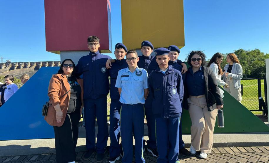 Alunos do Paraná transformam casca de laranja em material de construção sustentável