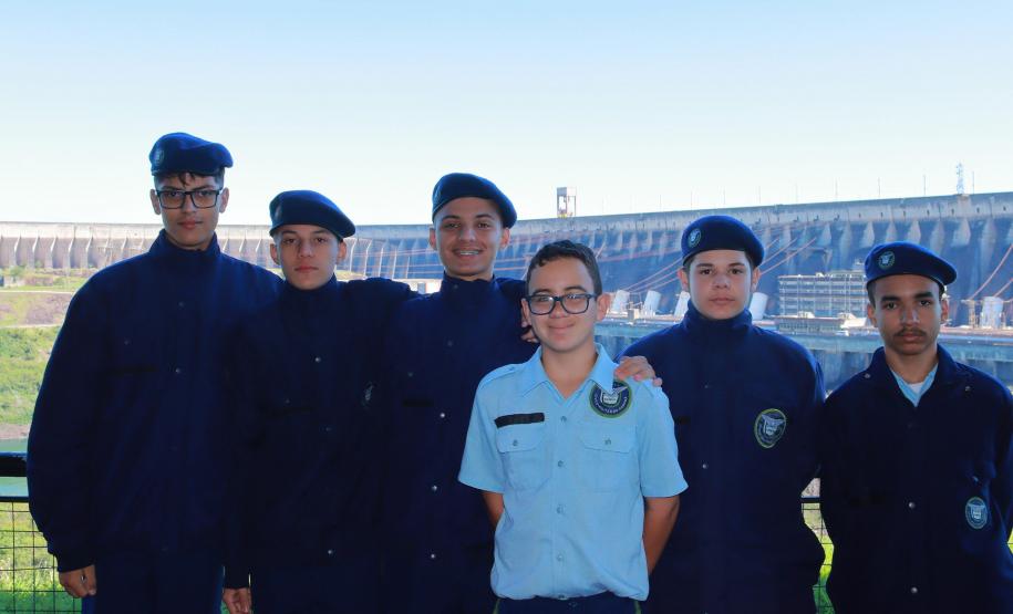 Alunos do Paraná transformam casca de laranja em material de construção sustentável