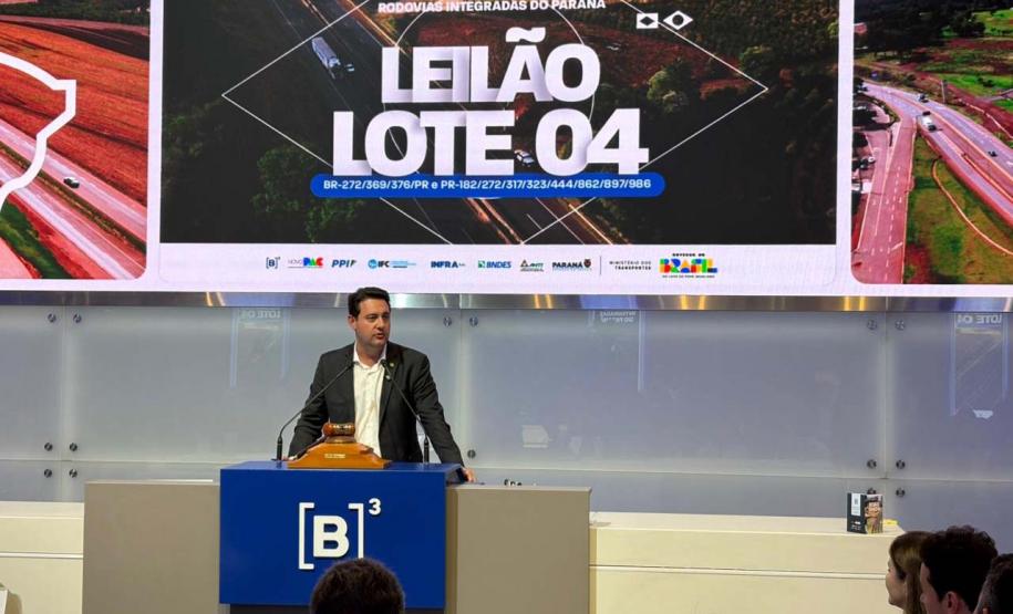O governador Carlos Massa Ratinho Junior participou nesta quinta-feira (23), na Bolsa de Valores de São Paulo (B3), do leilão do Lote 4 das concessões rodoviárias do Paraná, vencido pelo Consórcio Infraestrutura PR, do Grupo EPR, que apresentou o maior desconto entre os participantes: 21,30% sobre a tarifa básica de pedágio, fixada em R$ 0,1678 por quilômetro.