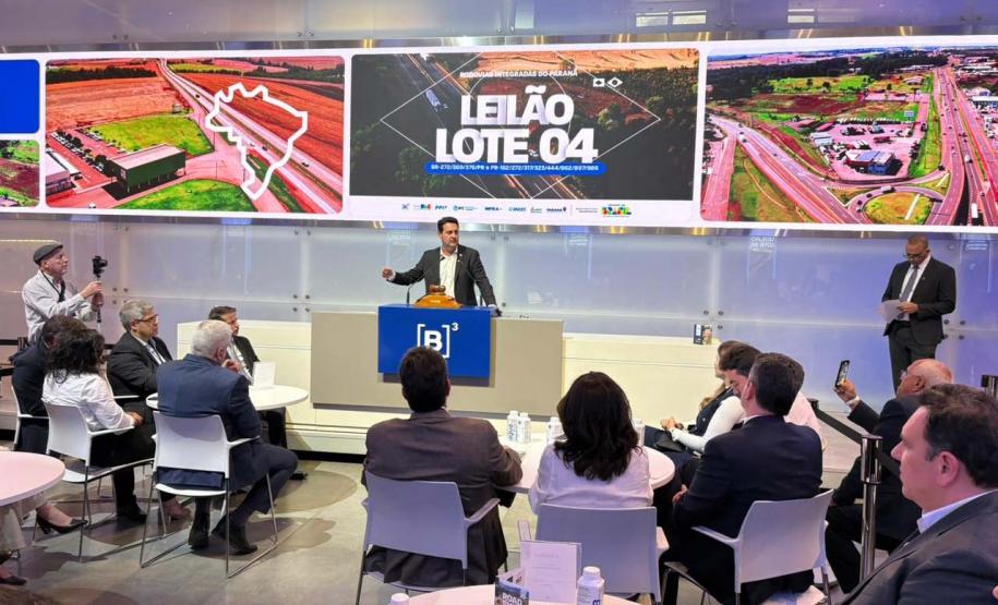 O governador Carlos Massa Ratinho Junior participou nesta quinta-feira (23), na Bolsa de Valores de São Paulo (B3), do leilão do Lote 4 das concessões rodoviárias do Paraná, vencido pelo Consórcio Infraestrutura PR, do Grupo EPR, que apresentou o maior desconto entre os participantes: 21,30% sobre a tarifa básica de pedágio, fixada em R$ 0,1678 por quilômetro.