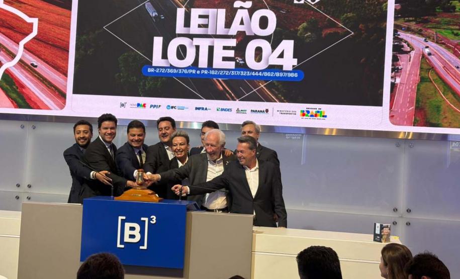 O governador Carlos Massa Ratinho Junior participou nesta quinta-feira (23), na Bolsa de Valores de São Paulo (B3), do leilão do Lote 4 das concessões rodoviárias do Paraná, vencido pelo Consórcio Infraestrutura PR, do Grupo EPR, que apresentou o maior desconto entre os participantes: 21,30% sobre a tarifa básica de pedágio, fixada em R$ 0,1678 por quilômetro.