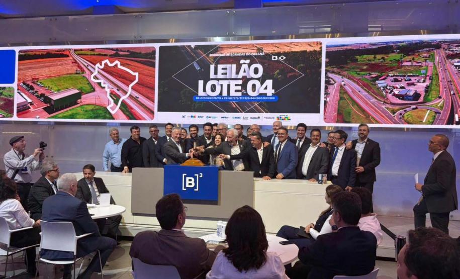 O governador Carlos Massa Ratinho Junior participou nesta quinta-feira (23), na Bolsa de Valores de São Paulo (B3), do leilão do Lote 4 das concessões rodoviárias do Paraná, vencido pelo Consórcio Infraestrutura PR, do Grupo EPR, que apresentou o maior desconto entre os participantes: 21,30% sobre a tarifa básica de pedágio, fixada em R$ 0,1678 por quilômetro.