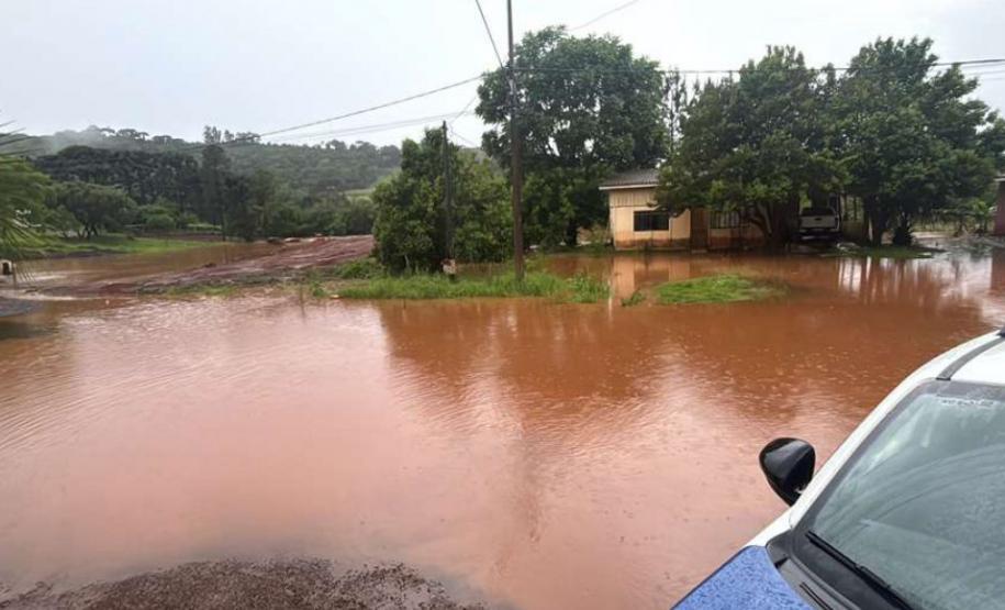 Defesa Civil manda ajuda humanitária a moradores de Goioxim afetados pelas chuvas