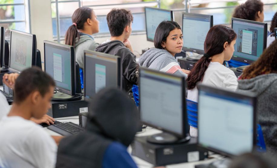 Com IA, rede estadual intensifica preparação de alunos para o Enem com o Redação Paraná