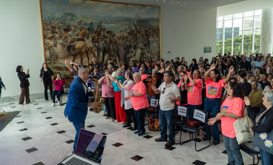 Estado lança programa Paraná Amigo da Pessoa Idosa e oficializa Bolsa Cuidador