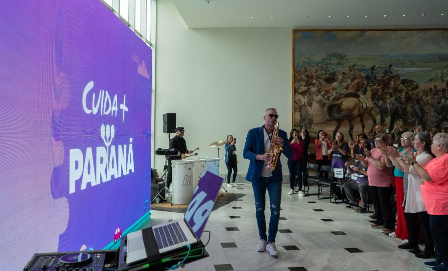 Estado lança programa Paraná Amigo da Pessoa Idosa e oficializa Bolsa Cuidador