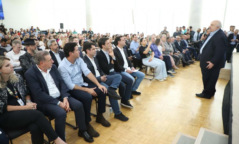 Estado e Prefeitura de Curitiba firmam convênios de R$ 181 milhões para trinário e Escola de Circo