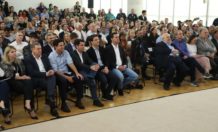 Estado e Prefeitura de Curitiba firmam convênios de R$ 181 milhões para trinário e Escola de Circo