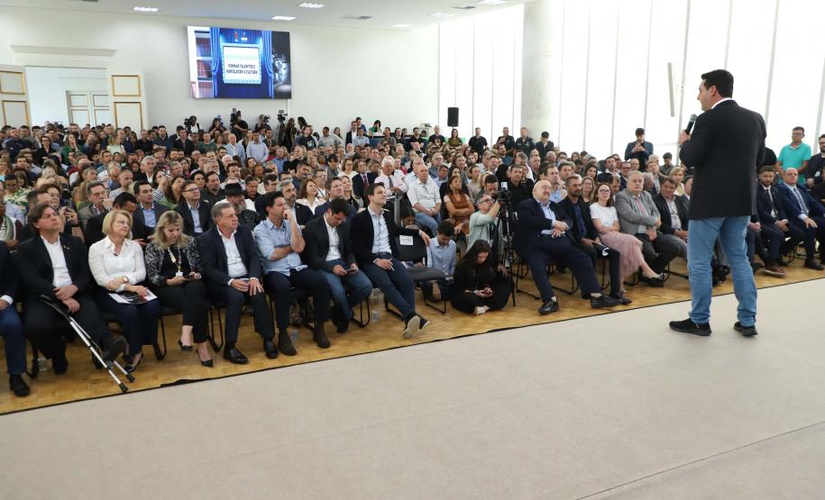 Estado e Prefeitura de Curitiba firmam convênios de R$ 181 milhões para trinário e Escola de Circo