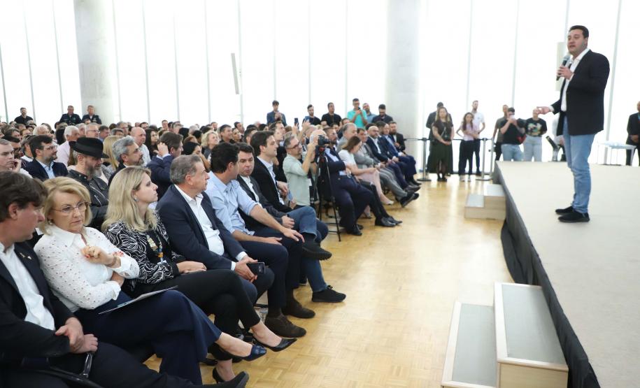 Estado e Prefeitura de Curitiba firmam convênios de R$ 181 milhões para trinário e Escola de Circo