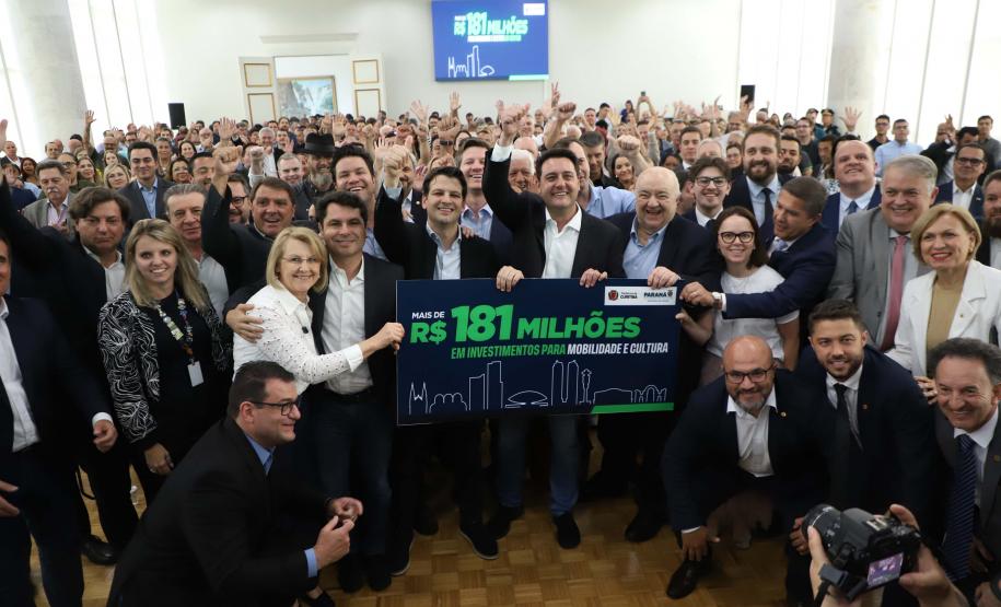 Estado e Prefeitura de Curitiba firmam convênios de R$ 181 milhões para trinário e Escola de Circo