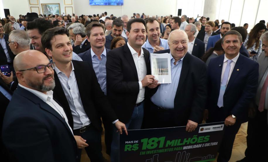 Estado e Prefeitura de Curitiba firmam convênios de R$ 181 milhões para trinário e Escola de Circo