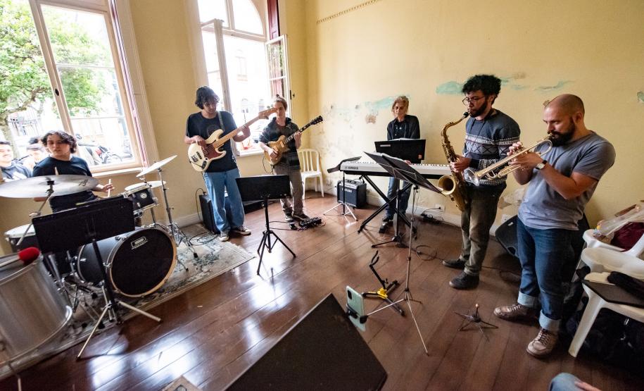 Agenda cultural tem musical do Djavan, Mozart no MON e duas novas exposições nos museus