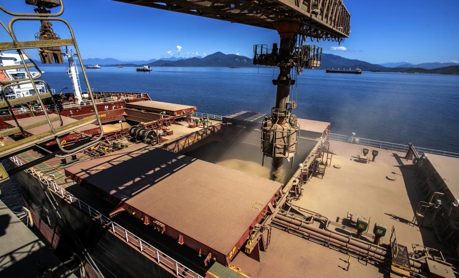 Empresas do Paraná diversificam mercados e exportações crescem 3,5% em outubro