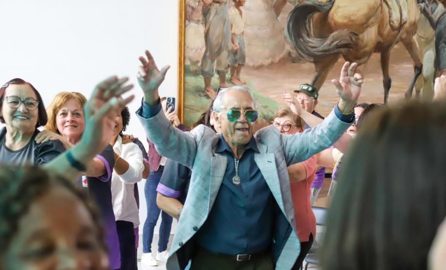 Estado lança programa Paraná Amigo da Pessoa Idosa e oficializa Bolsa Cuidador