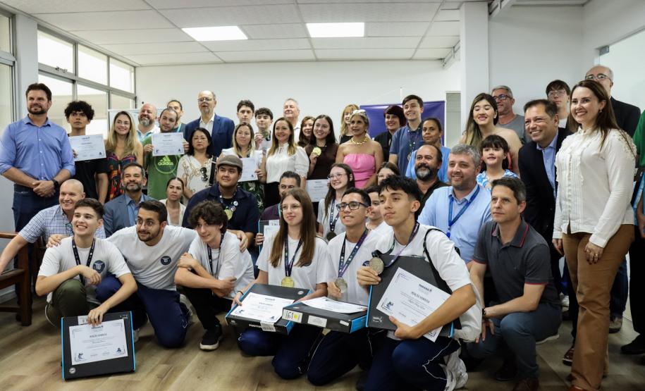 Alunos do Paraná recebem 65 medalhas da Olimpíada Nacional de Inteligência Artificial
