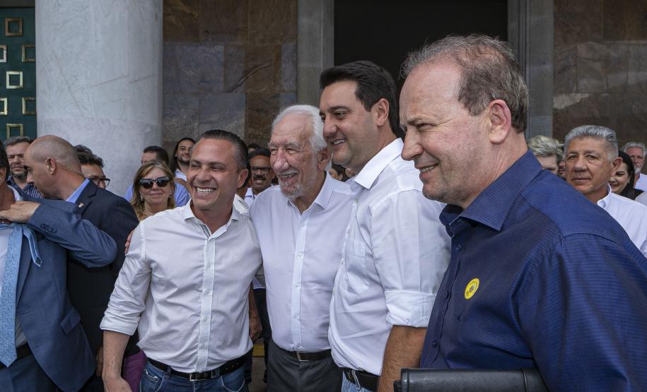 Governador entrega 150 ambulâncias com UTIs para todas as regiões do Paraná