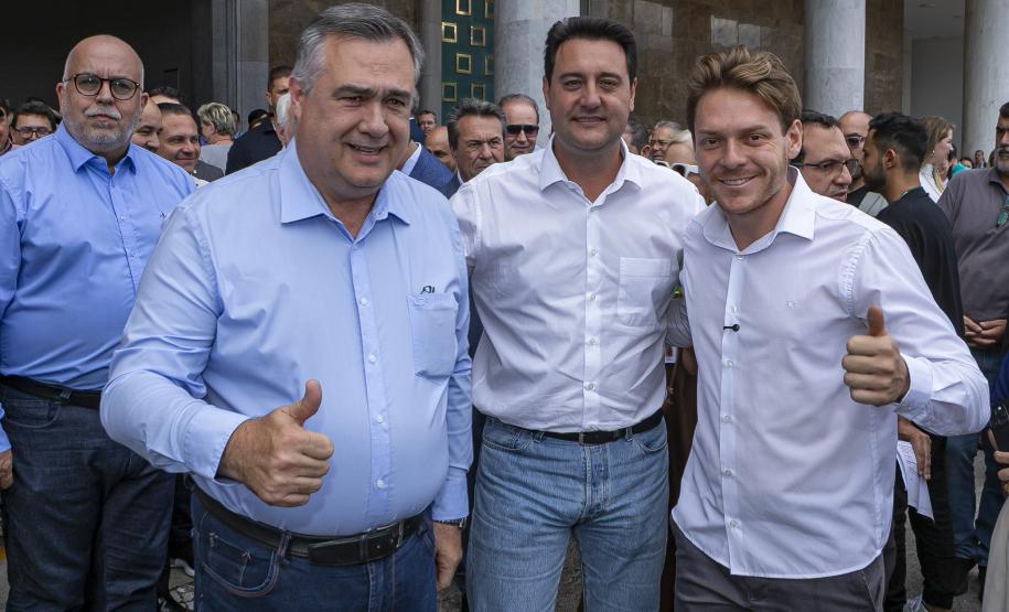 Governador entrega 150 ambulâncias com UTIs para todas as regiões do Paraná