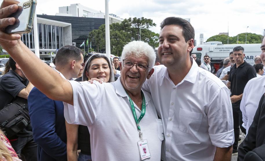 Governador entrega 150 ambulâncias com UTIs para todas as regiões do Paraná