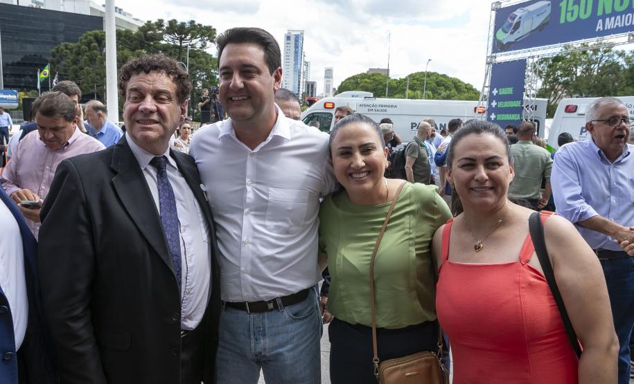 Governador entrega 150 ambulâncias com UTIs para todas as regiões do Paraná