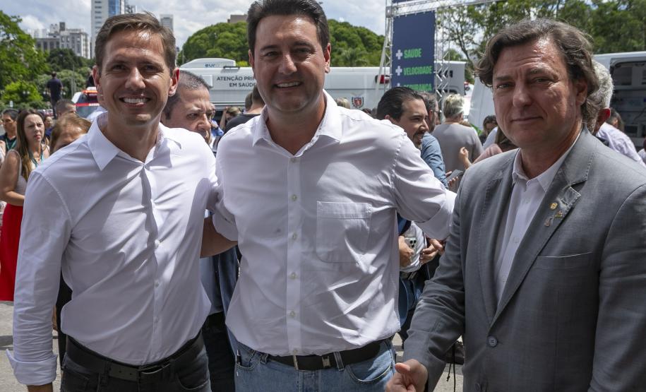 Governador entrega 150 ambulâncias com UTIs para todas as regiões do Paraná