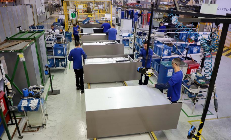 Com alta de 1,2% em 12 meses, indústria do Paraná cresce acima da média nacional