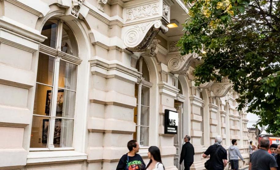 Três novidades no MON, Natal no Guaíra e estreia no MUPA estão na agenda cultural