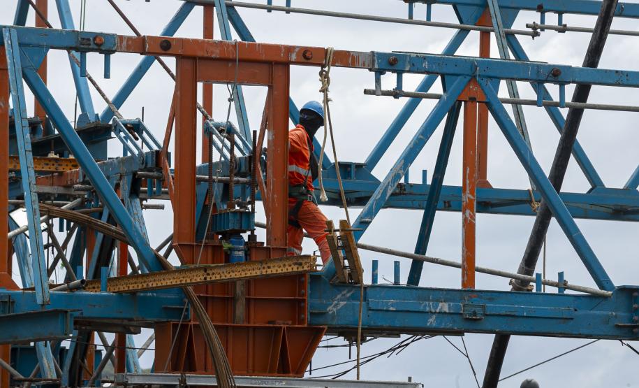 Com grande avanço no trecho estaiado, Ponte de Guaratuba chega a 85% de execução