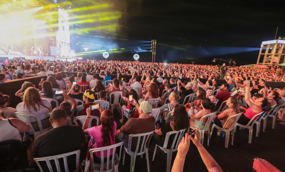 Roupa Nova mais do que dobra público de dois anos atrás no Verão Maior Paraná em Matinhos