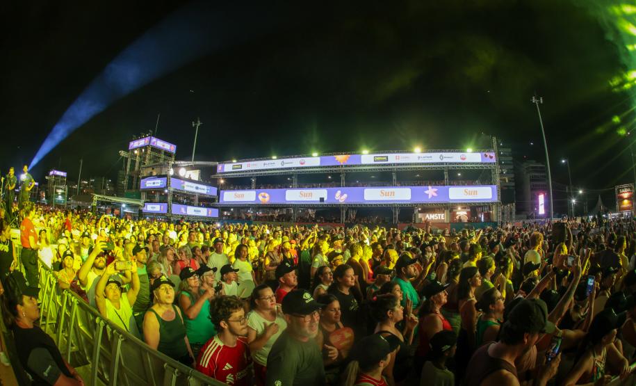 Roupa Nova mais do que dobra público de dois anos atrás no Verão Maior Paraná em Matinhos