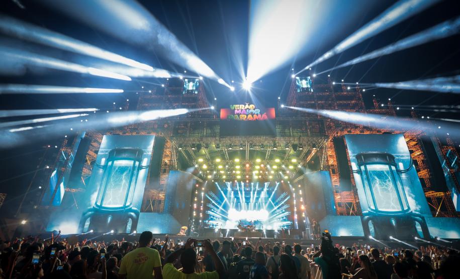 Roupa Nova mais do que dobra público de dois anos atrás no Verão Maior Paraná em Matinhos