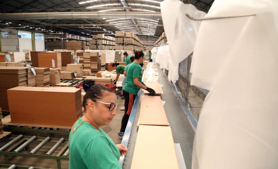 Paraná lidera contratação de mulheres e jovens na Região Sul em 2025