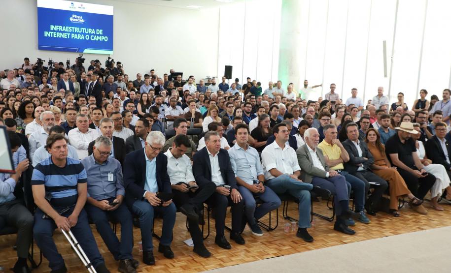 Ratinho Junior lança programas que levam energia mais potente e conectividade às propriedades rurais