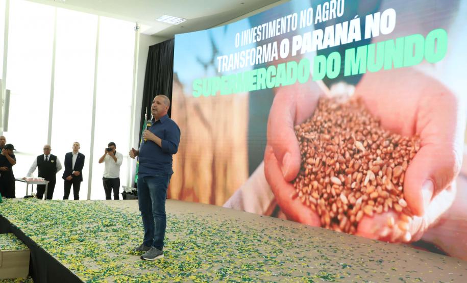 Ratinho Junior lança programas que levam energia mais potente e conectividade às propriedades rurais