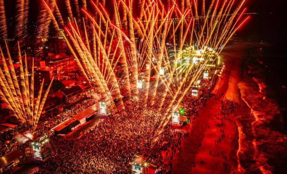 PONTAL DO PARANÁ – Os grandes números não se restringem a Matinhos. Em Pontal do Paraná, o maior público já registrado foi o do show do É o Tchan, em 2024, que reuniu 42 mil pessoas. Neste ano, as primeiras apresentações do Verão Maior no município já demonstraram potencial para superar estes números. Luan Pereira e Country Beat atraíram 31 mil espectadores na sexta-feira (9), enquanto os grupos de pagode Atitude 67 e Kamisa 10 foram acompanhados por um coro de 34 mil vozes no sábado (10).  ORGANIZAÇÃO – A