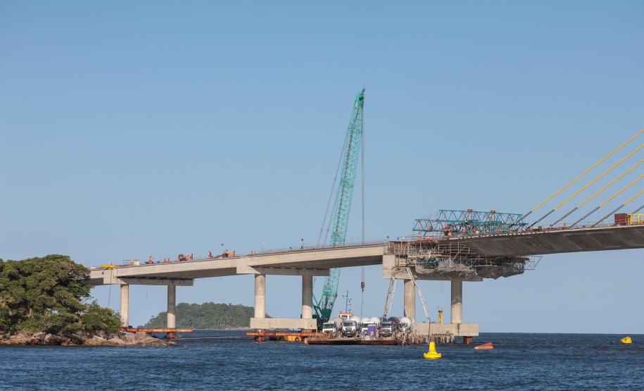 Com trecho estaiado quase pronto e 160 vigas lançadas, Ponte de Guaratuba atinge 91% de execução