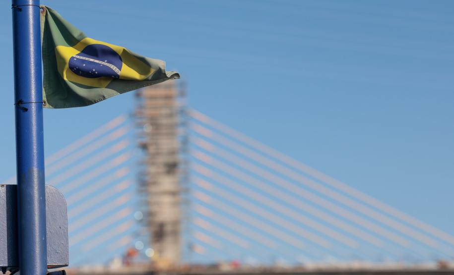 Com trecho estaiado quase pronto e 160 vigas lançadas, Ponte de Guaratuba atinge 91% de execução