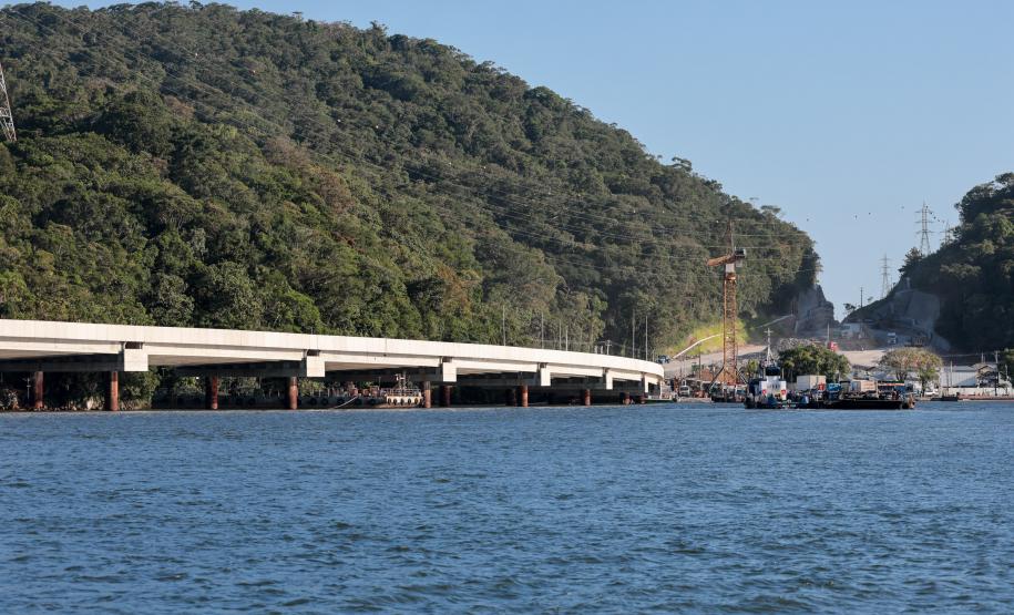 Com trecho estaiado quase pronto e 160 vigas lançadas, Ponte de Guaratuba atinge 91% de execução