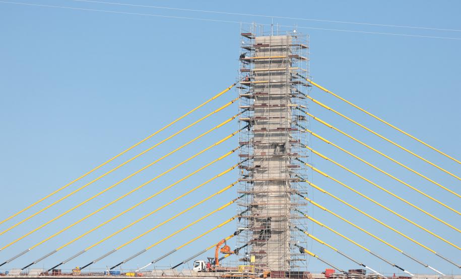 Com trecho estaiado quase pronto e 160 vigas lançadas, Ponte de Guaratuba atinge 91% de execução