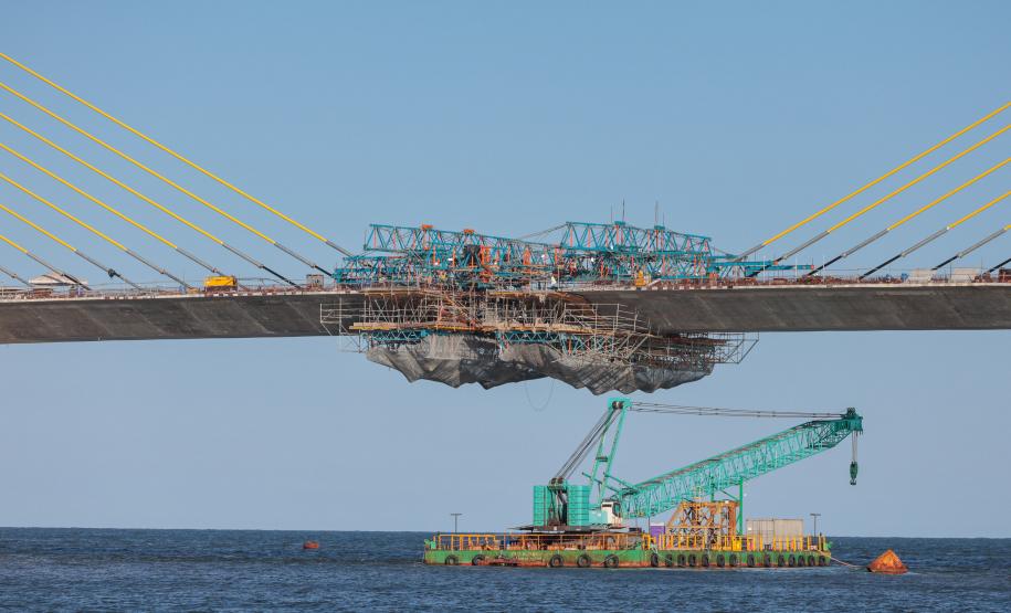 Com trecho estaiado quase pronto e 160 vigas lançadas, Ponte de Guaratuba atinge 91% de execução