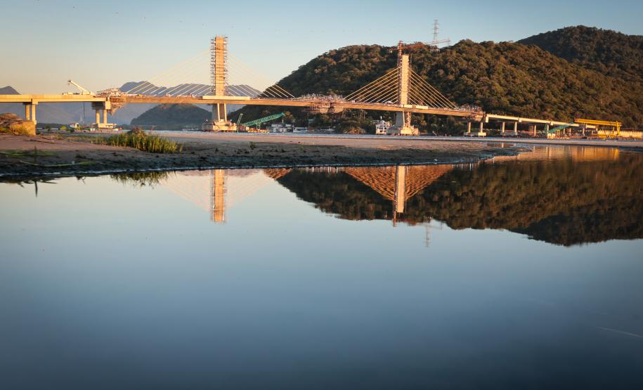 Com trecho estaiado quase pronto e 160 vigas lançadas, Ponte de Guaratuba atinge 91% de execução