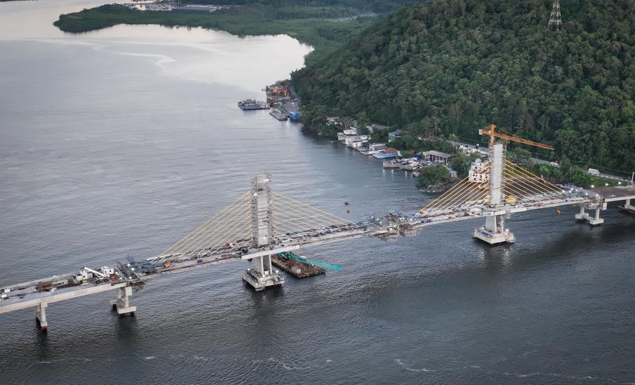 Com trecho estaiado quase pronto e 160 vigas lançadas, Ponte de Guaratuba atinge 91% de execução