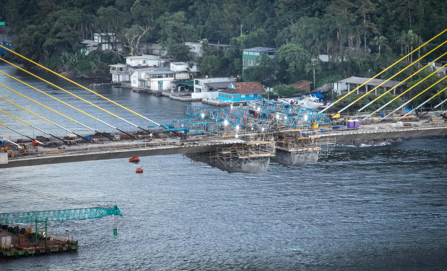 Com trecho estaiado quase pronto e 160 vigas lançadas, Ponte de Guaratuba atinge 91% de execução