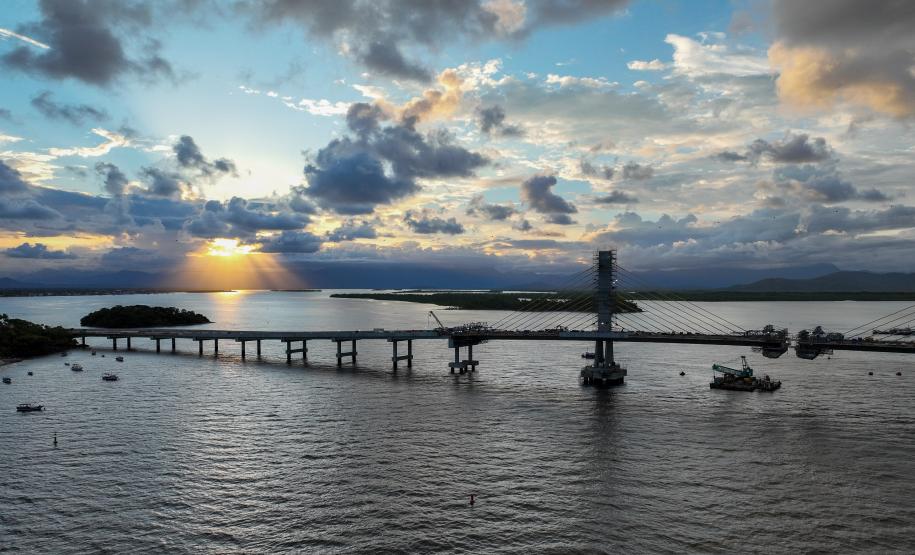 Com trecho estaiado quase pronto e 160 vigas lançadas, Ponte de Guaratuba atinge 91% de execução