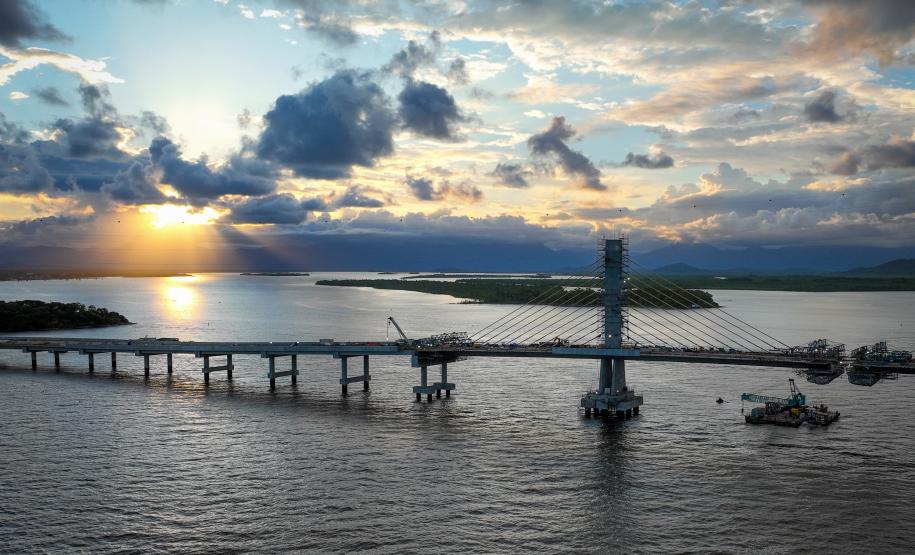 Com trecho estaiado quase pronto e 160 vigas lançadas, Ponte de Guaratuba atinge 91% de execução