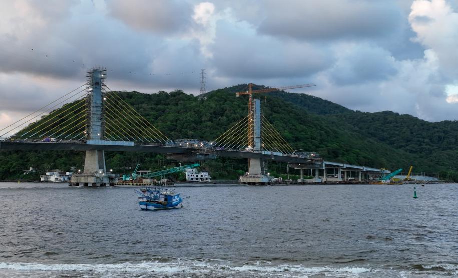 Com trecho estaiado quase pronto e 160 vigas lançadas, Ponte de Guaratuba atinge 91% de execução