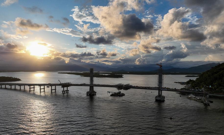 Com trecho estaiado quase pronto e 160 vigas lançadas, Ponte de Guaratuba atinge 91% de execução