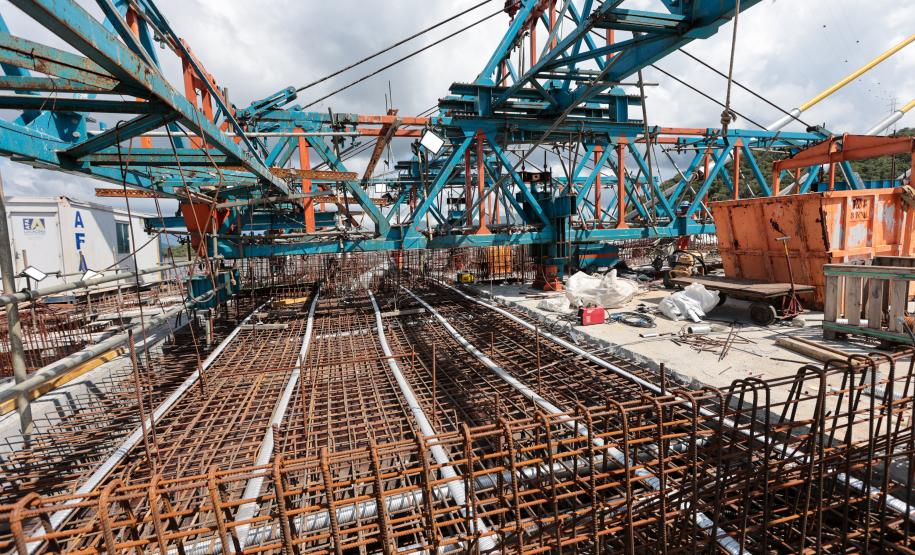 Com trecho estaiado quase pronto e 160 vigas lançadas, Ponte de Guaratuba atinge 91% de execução