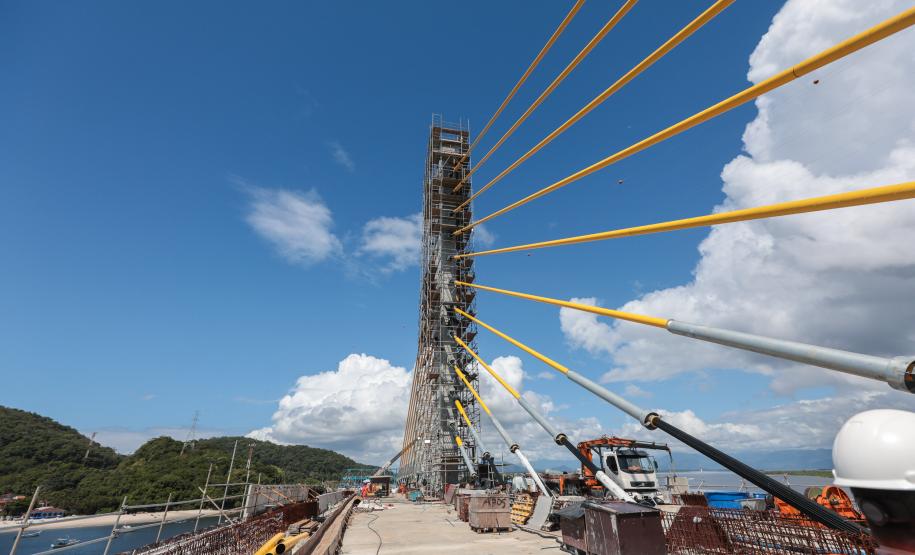 Com trecho estaiado quase pronto e 160 vigas lançadas, Ponte de Guaratuba atinge 91% de execução